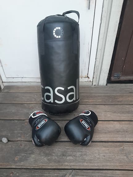 Boxningssäck med handskar