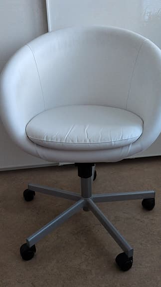 Vit Klippan soffa & vit skrivbordsstol