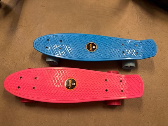 Skills on Wheels skateboard blå och rosa 200kr/st