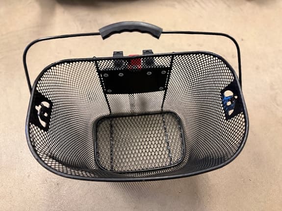 Svart cykelkorg fram med snabbfäste