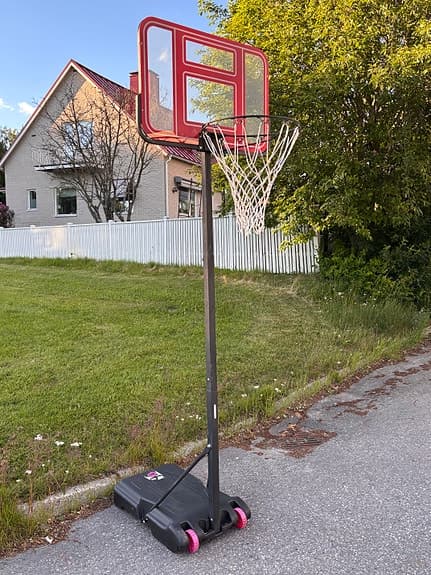 Basketkorg med hjulförsedd bas