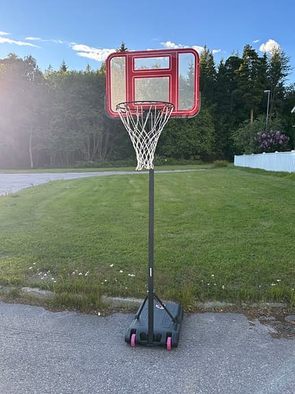 Basketkorg med hjulförsedd bas