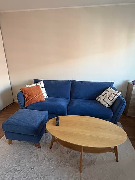 Blå soffa med fotpall, lent tyg