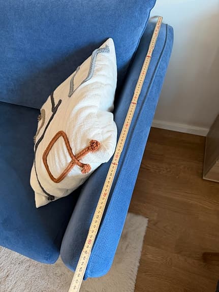 Blå soffa med fotpall, lent tyg