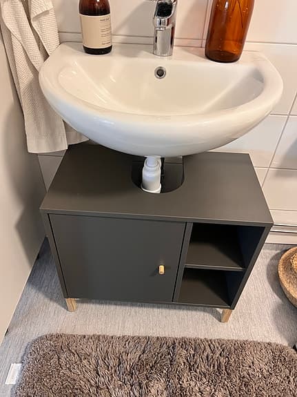Grå badrumskommod med förvaring