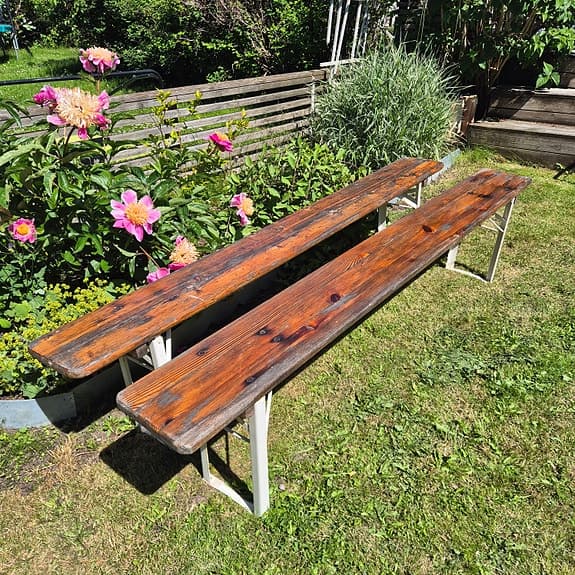 2 patinerade träbänkar på metallram, 2000-tal, 220*25 cm