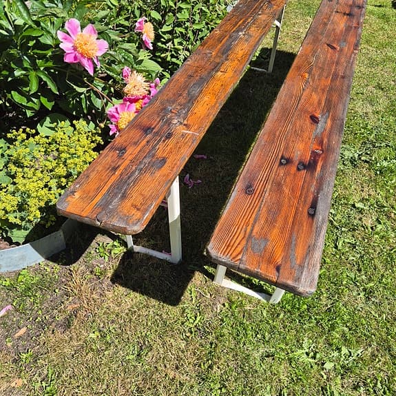 2 patinerade träbänkar på metallram, 2000-tal, 220*25 cm