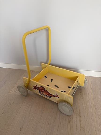 Pippi Långstrump lära-gå-vagn i trä
