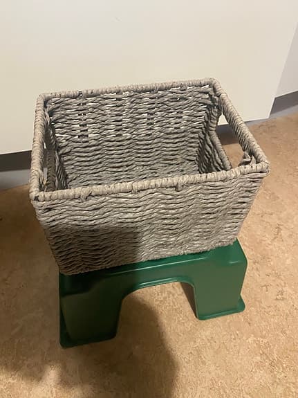 grå pappersflätade förvaringskorg