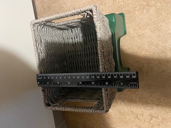 grå pappersflätade förvaringskorg