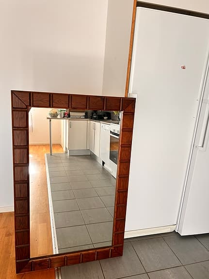 Spegel med dekorativ träram