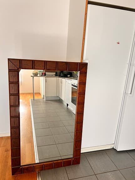 Spegel med dekorativ träram