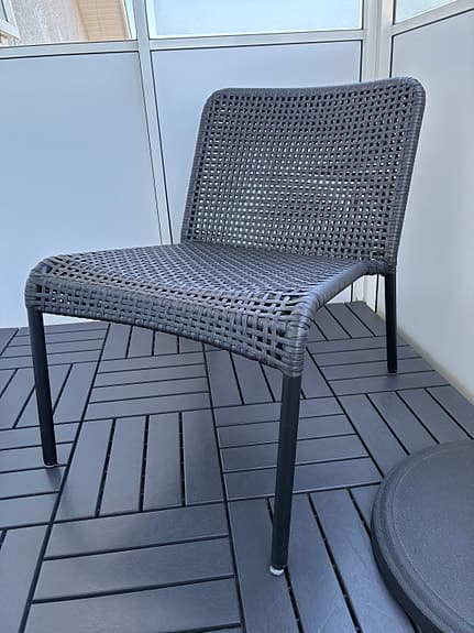 Svart lägre fåtölj i konstrotting