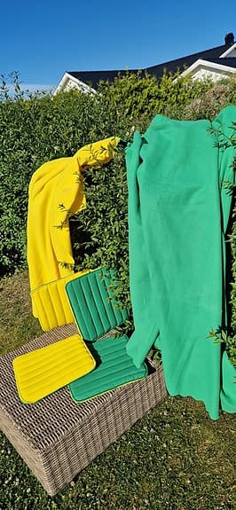 Färgglada sittdynor med filtar