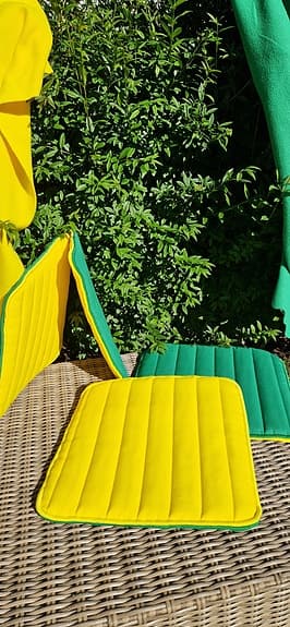 Färgglada sittdynor med filtar