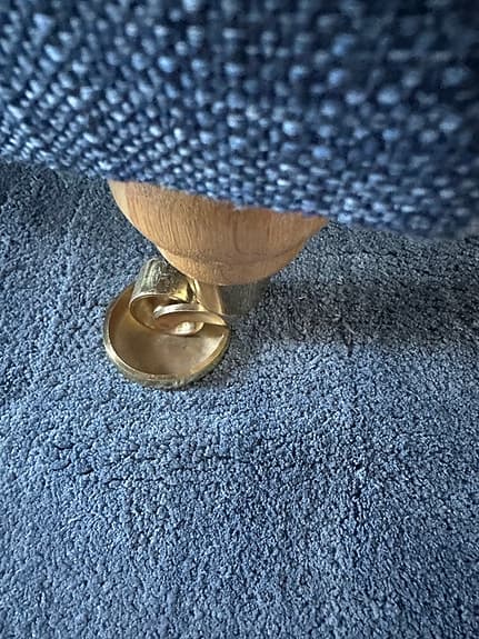 Mycket välvårdad Howard soffa med fotpall