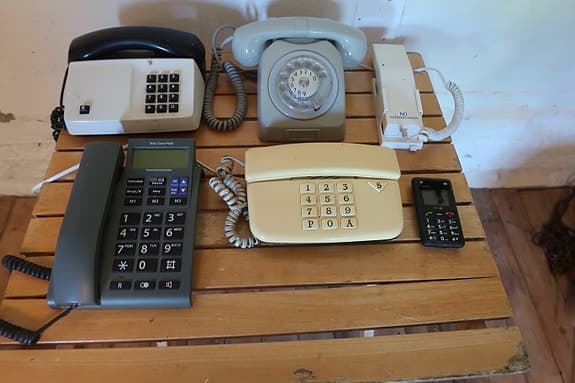 Bordstelefoner och mobiltelefon – blandat paket