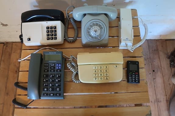 Bordstelefoner och mobiltelefon – blandat paket