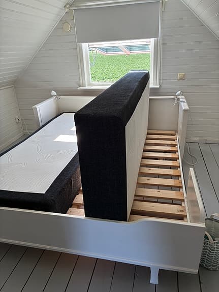 Gammal kökssoffa omgjord till säng