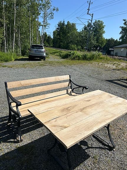 Trädgårdsbord och bänk i trä med gjutjärnsstativ