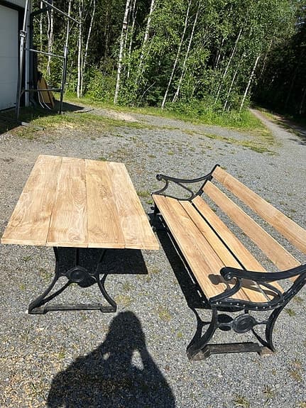 Trädgårdsbord och bänk i trä med gjutjärnsstativ