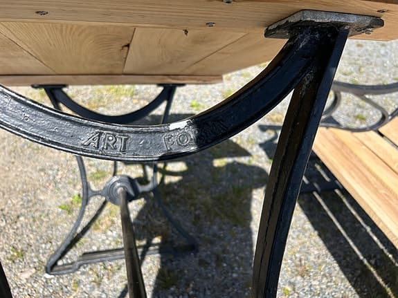 Trädgårdsbord och bänk i trä med gjutjärnsstativ