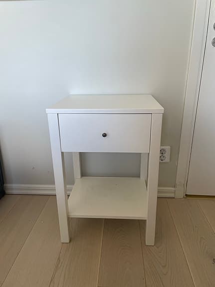 Vit sängbord med låda och hylla