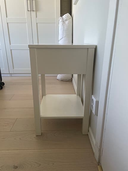 Vit sängbord med låda och hylla