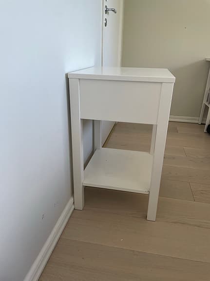 Vit sängbord med låda och hylla