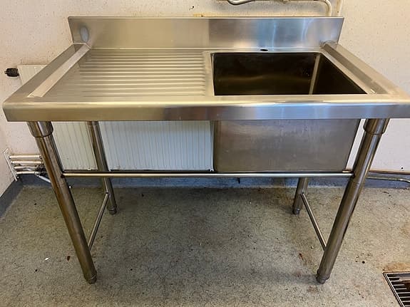 Arbetsbänk samt diskbänk med blandare, rostfritt stål
