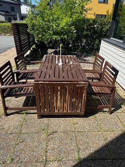 Ikea trädsgårdsmöbler i trä med bord och stolar