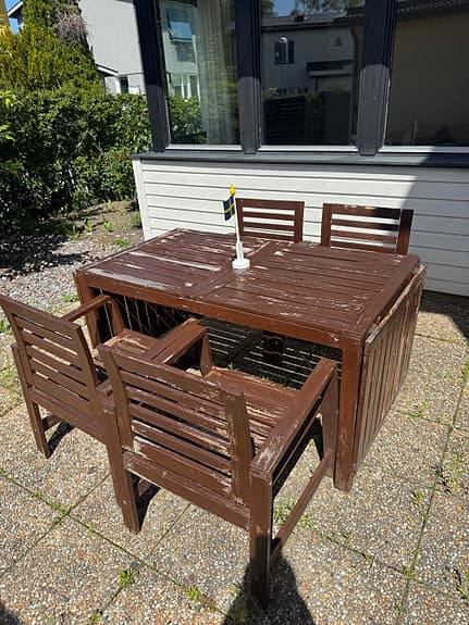Ikea trädsgårdsmöbler i trä med bord och stolar
