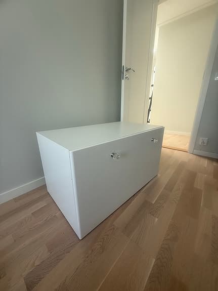 Bänk med leksaksförvaring