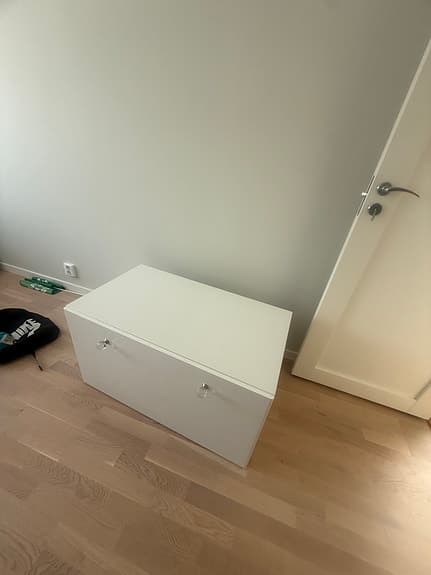 Bänk med leksaksförvaring