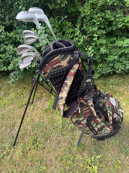 Golfset med bärbag och klubbor