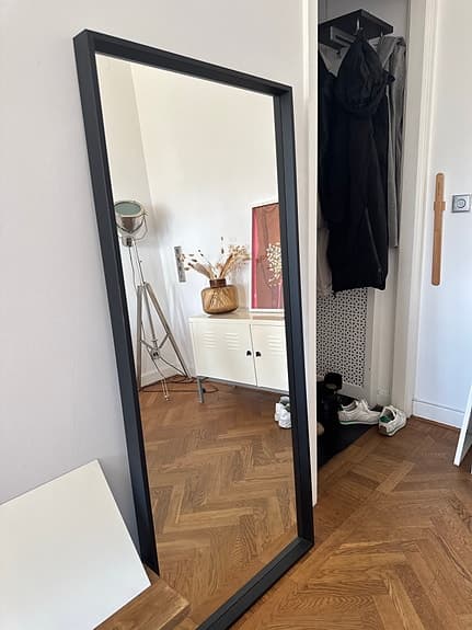 IKEA helkroppsspegel med svart ram
