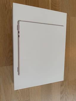 Apple MacBook Air - M5 chip, oöppnad.