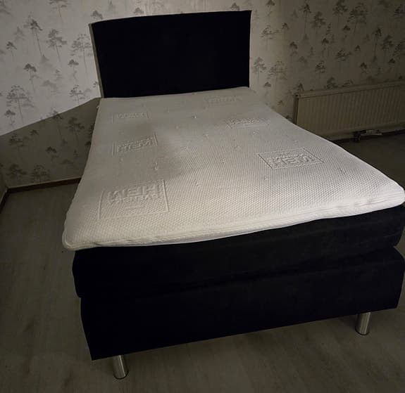 Mio säng med gavel 90x200 svart
