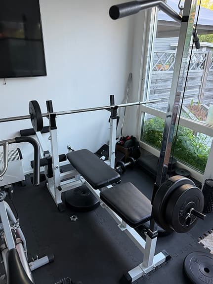 Multigym , hantlar, motionscykel och roddmaskin