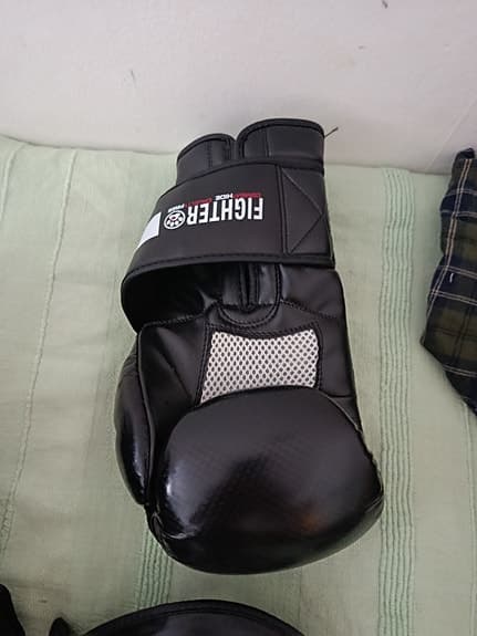 Boxnings handskar+benskydd märke: fighter