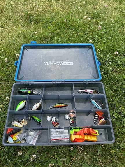 Vattentät betesbox från Armada Tackle med wobblers, spinnare & jiggar