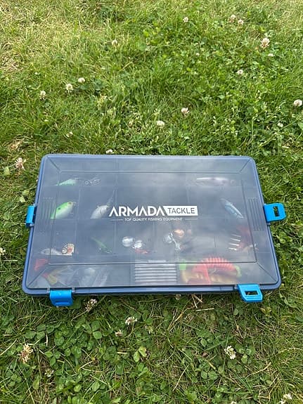 Vattentät betesbox från Armada Tackle med wobblers, spinnare & jiggar