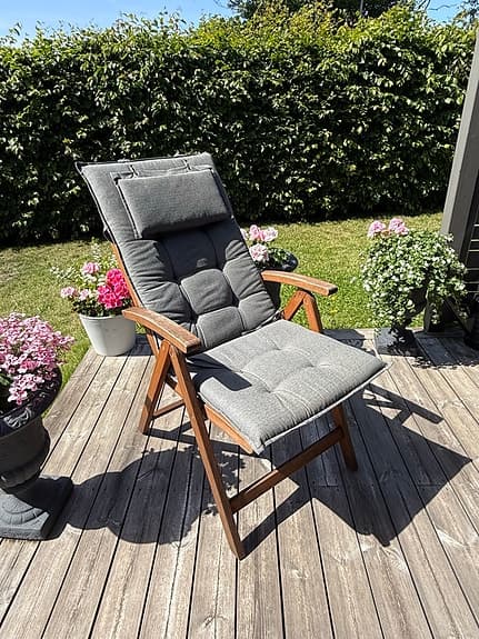 7 styck trädgårdsstol i trä med grå dynor Jutlandia
