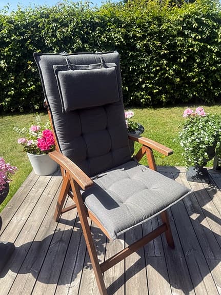 7 styck trädgårdsstol i trä med grå dynor Jutlandia