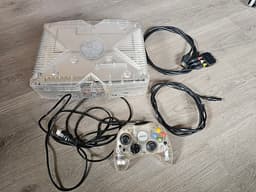 Xbox crystal konsol med handkontroll och kablar