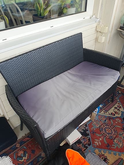Utegrupp i konstrotting med soffa, 2 stolar och bord