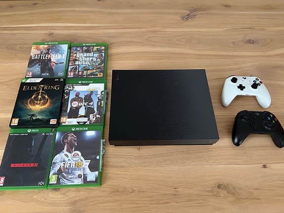 Xbox One X Scorpio Edition 1TB + 2 kontroller + 7 spel
