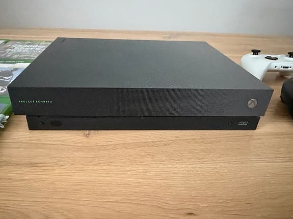 Xbox One X Scorpio Edition 1TB + 2 kontroller + 7 spel