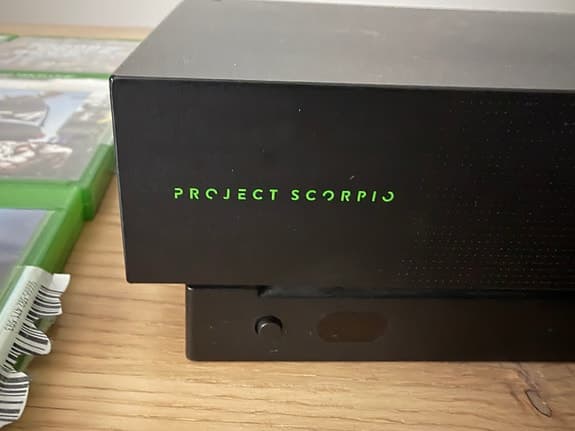 Xbox One X Scorpio Edition 1TB + 2 kontroller + 7 spel