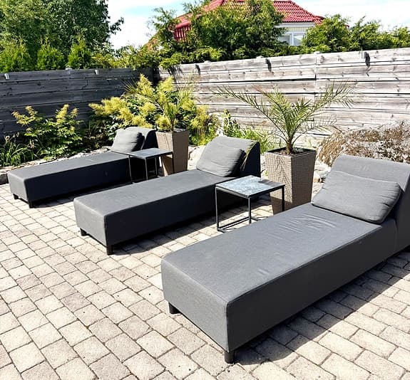3 Gråa solsängar med dynor för uteplats